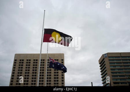 Adelaide, Australien. 27. März 2015. Flaggen wehen auf Halbmast in Victoria Square Adelaide während das Staatsbegräbnis von ehemaligen australischen Premierminister Malcolm Fraser, am 20. März starb nach kurzer Krankheit im Alter von 85 Credit: Amer Ghazzal/Alamy Live-Nachrichten Stockfoto