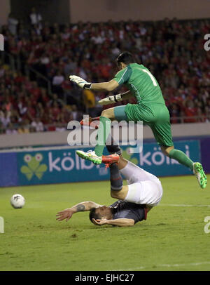 San Jose. 27. März 2015. Costa Rica Torwart Keylor Navas (siehe oben) wetteifert den Ball mit Raul Bobadilla von Paraguay in einem internationalen Freundschaftsspiel im Nationalstadion in San Jose, Hauptstadt von Costa Rica, am 26. März 2015 statt. Das Spiel endete mit einem 0: 0 Unentschieden. © Kent Gilbert/Xinhua/Alamy Live-Nachrichten Stockfoto