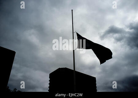 Adelaide, Australien. 27. März 2015. Flaggen wehen auf Halbmast in Victoria Square Adelaide während das Staatsbegräbnis von ehemaligen australischen Premierminister Malcolm Fraser, am 20. März starb nach kurzer Krankheit im Alter von 85 Credit: Amer Ghazzal/Alamy Live-Nachrichten Stockfoto