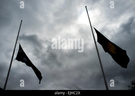 Adelaide, Australien. 27. März 2015. Flaggen wehen auf Halbmast in Victoria Square Adelaide während das Staatsbegräbnis von ehemaligen australischen Premierminister Malcolm Fraser, am 20. März starb nach kurzer Krankheit im Alter von 85 Credit: Amer Ghazzal/Alamy Live-Nachrichten Stockfoto