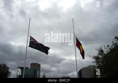 Adelaide, Australien. 27. März 2015. Flaggen wehen auf Halbmast in Victoria Square Adelaide während das Staatsbegräbnis von ehemaligen australischen Premierminister Malcolm Fraser, am 20. März starb nach kurzer Krankheit im Alter von 85 Credit: Amer Ghazzal/Alamy Live-Nachrichten Stockfoto