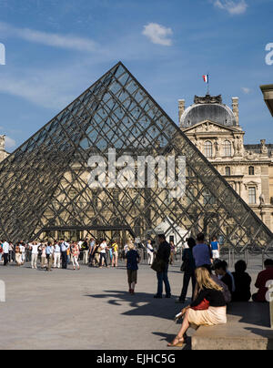 Außerhalb des Louvre, Menschenmengen, Paris, Frankreich Stockfoto