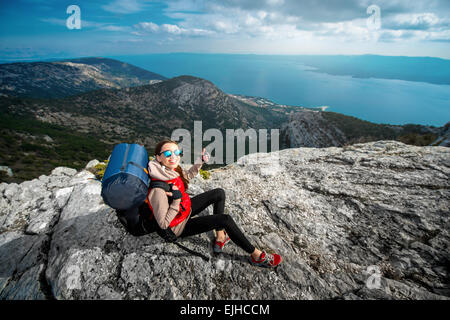 Junge Bergsteiger auf dem Gipfel der Insel Stockfoto