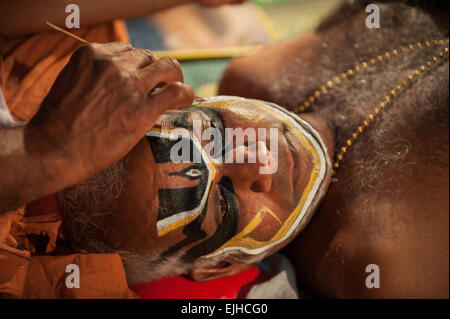 Kathakali Künstler setzen auf Make-up im Gesicht Stockfoto