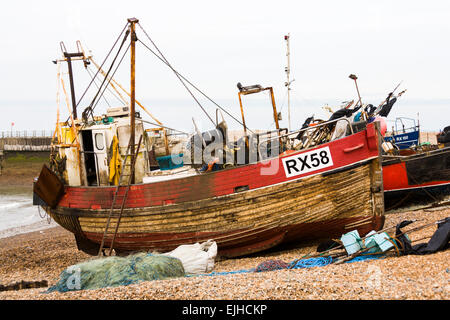 Kommerziellen Fischerboote und Operationen am Strand von Hastings, Sussex, England Stockfoto