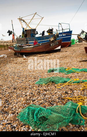 Kommerziellen Fischerboote und Operationen am Strand von Hastings, Sussex, England Stockfoto