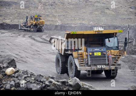 WESTPORT, Neuseeland, 4. März 2015: LKW bei der Arbeit in einem Tagebau-Zeche am 4. März 2015 in der Nähe von Westport, Neuseeland Stockfoto