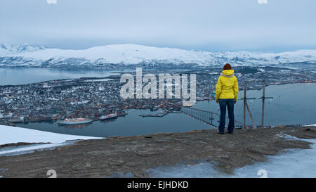 Frau betrachten Panorama Tromsø in Norwegen Stockfoto