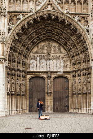 Geiger in der Straße vor der Tür der Kathedrale in Antwerpen, Belgien Stockfoto