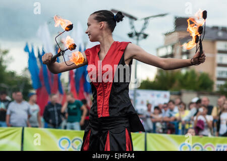 ORENBURG, ORENBURG Region, Russland, 25. Juli 2014 Jahr. Die Mädchen führte einen Tanz mit brennenden Fackeln Stockfoto