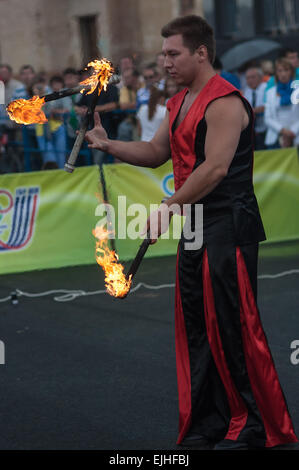 ORENBURG, ORENBURG Region, Russland, 25. Juli 2014 Jahr. Flammende Keulen jonglieren Stockfoto