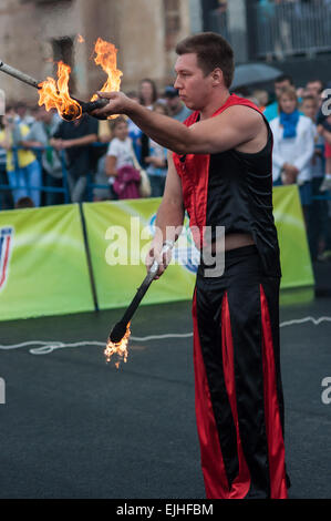 ORENBURG, ORENBURG Region, Russland, 25. Juli 2014 Jahr. Flammende Keulen jonglieren Stockfoto