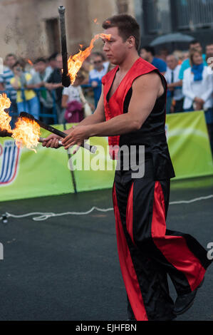 ORENBURG, ORENBURG Region, Russland, 25. Juli 2014 Jahr. Flammende Keulen jonglieren Stockfoto