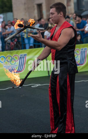 ORENBURG, ORENBURG Region, Russland, 25. Juli 2014 Jahr. Flammende Keulen jonglieren Stockfoto