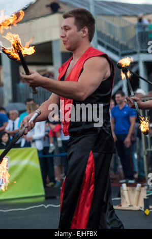 ORENBURG, ORENBURG Region, Russland, 25. Juli 2014 Jahr. Flammende Keulen jonglieren Stockfoto