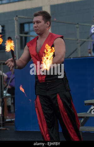 ORENBURG, ORENBURG Region, Russland, 25. Juli 2014 Jahr. Flammende Keulen jonglieren Stockfoto