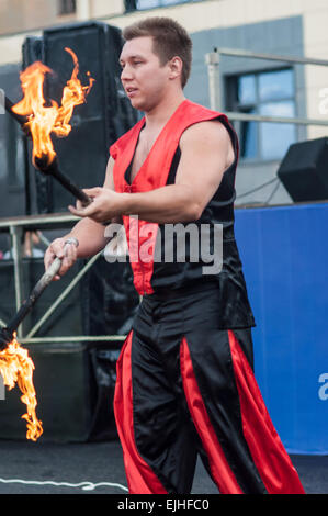 ORENBURG, ORENBURG Region, Russland, 25. Juli 2014 Jahr. Flammende Keulen jonglieren Stockfoto