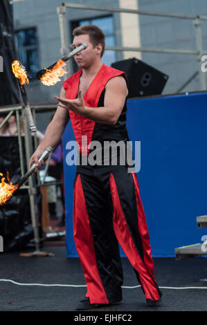 ORENBURG, ORENBURG Region, Russland, 25. Juli 2014 Jahr. Flammende Keulen jonglieren Stockfoto