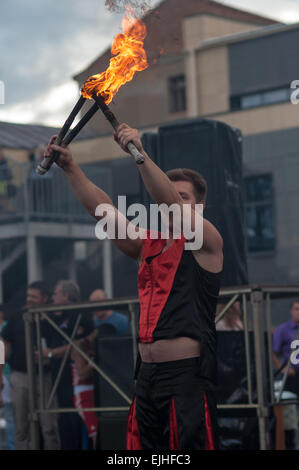 ORENBURG, ORENBURG Region, Russland, 25. Juli 2014 Jahr. Flammende Keulen jonglieren Stockfoto