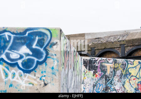 Das Heavy-Rapid feuern Pistole Batterie Gebäude verwüstet jetzt mit Graffiti an "Gunners" Park, Shoeburyness, Essex Stockfoto