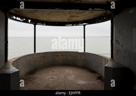 Ein Blick auf die Nordsee aus einer alten Artillerie-Position gemacht jetzt rosten Eisen und Beton an der Küste in Shoeburyness, Essex Stockfoto