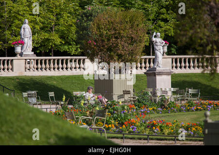 Frau entspannend in den Jardin du Luxembourg, Paris, Frankreich Stockfoto