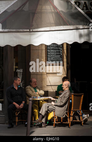 Personen außerhalb der Brasserie Saint-Andre, Paris, Frankreich Stockfoto