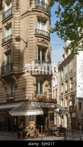 Personen außerhalb der Brasserie Saint-Andre, Paris, Frankreich Stockfoto