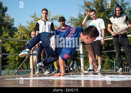 ORENBURG, ORENBURG Region, Russland, 16. August 2014 Jahr. Outdoor-Jugend-Festival der Hip-Hop-Kultur (Street Life). Künstler-Break-dance Stockfoto