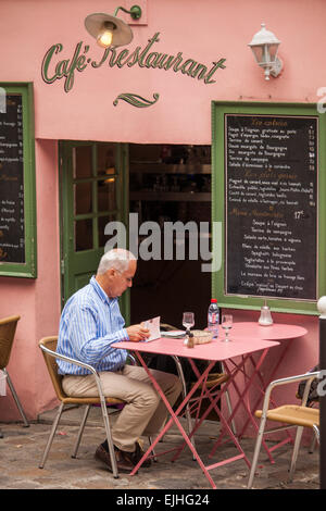 Im Freien essen im La Maison Rose Café, Montmartre, Paris, Frankreich Stockfoto