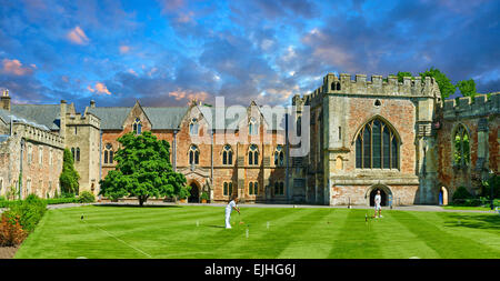 Krocket gespielt Kleinkind von Bishops Palace in der frühen englischen Gotischen Stil in 1175 gebaut, Brunnen Somerset, England Stockfoto