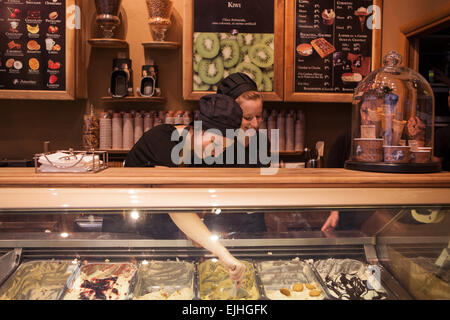 Zwei Mädchen arbeiten in Eisdiele im Marais, Paris, Frankreich Stockfoto