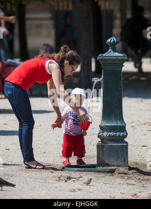 Menschen, die genießen Sie die Gärten des Palais Royal im Sommer, Paris, Frankreich Stockfoto