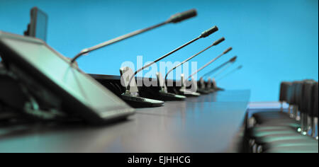 Konferenztisch, Mikrofone und Bürostühle, Closeup, blau Stockfoto