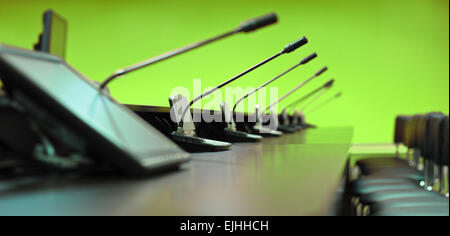 Tisch, Mikrofone und Büro Konferenzstühle, Closeup, grün Stockfoto