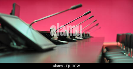 Konferenztisch, Mikrofone und Bürostühle, Closeup, lila Stockfoto