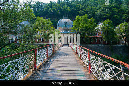 Kleine Brücke in die alte Therme Bad Baile Herculane, Rumänien Stockfoto