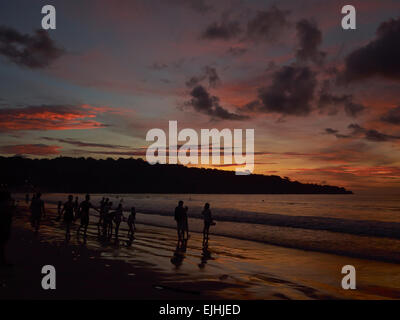 Beobachten Sie den Sonnenuntergang am Strand von Jimbaran, Bali, Indonesien Stockfoto