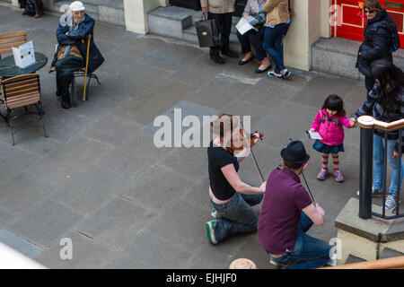 Musiker spielen auf das Kind im Covent Garden, London, England Stockfoto