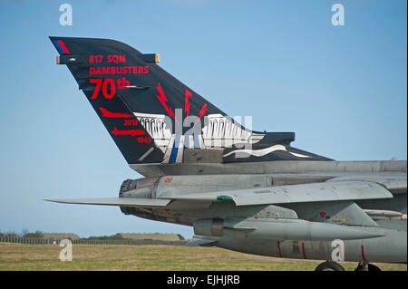 Die RAFs 70. 617 Sqn Jahrestag GR4 Tornado Sport der berühmten Dambusters Sonderlackierung auf der Schwanzflosse.  SCO 9663. Stockfoto