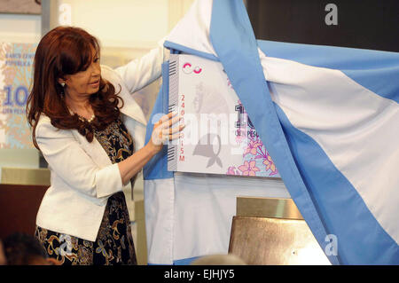 Buenos Aires, Argentinien. 26. März 2015. Argentiniens Präsidentin Cristina Fernandez zeigt das neue Gesetz von hundert Argentinische Pesos, die Hommage an die Mütter und Großmütter der Plaza de Mayo, in Buenos Aires, Argentinien, am 26. März 2015. © Prensa Economia/TELAM/Xinhua/Alamy Live-Nachrichten Stockfoto