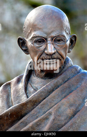 London, England, Vereinigtes Königreich. Statue von Mahatma Gandhi, Parliament Square. (2015: Philip Jackson) Stockfoto