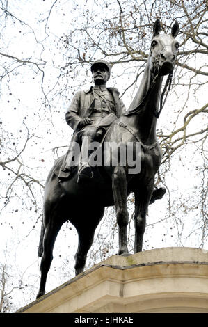 London, England, Vereinigtes Königreich. Statue von Marschall Ferdinand Foch (1930: Georges Malissard) im Grosvenor Gardens in der Nähe von Victoria Station Stockfoto