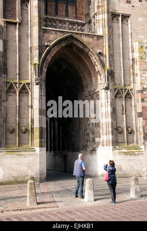Tourist nimmt Bild der Domturm in der niederländischen Stadt utrecht Stockfoto
