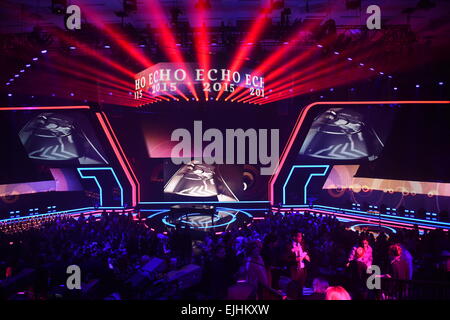 Berlin, Deutschland. 26. März 2015. Publikum warten auf den Beginn der feierlichen Echo Music Awards in Berlin, Deutschland, 26. März 2015. Zum 24. Mal wurden die Awards verliehen. Foto: Britta Pedersen/Dpa/Alamy Live News Stockfoto