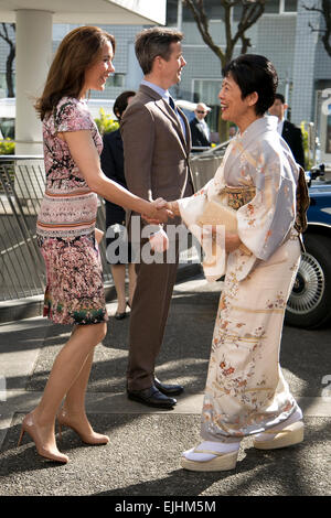 Tokio, Japan. 27. März 2015. Ihre Königliche Hoheit Kronprinzessin Mary Elizabeth Donaldson begrüßt, die Prinzessin Hisako Takamado des kaiserlichen Hauses von Japan während der Eröffnungsfeier der Ausstellung "Spirituelle Grönland" am Hang Forum in Daikanyama am 27. März 2015, Tokio, Japan. Die Ausstellung zeigt eine Sammlung von "Tulipaks", sind im Besitz des japanischen Kaiserhauses, die nicht der Öffentlichkeit vor und grönländischen Masken aus HRH The Prinzgemahl der eigenen Sammlung angezeigt wurden. Bildnachweis: Aflo Co. Ltd./Alamy Live-Nachrichten Stockfoto