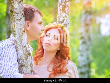 Porträt von schöne glückliche Paar in Liebe, stehend und umarmt zwischen Birken, Hochzeitstag genießen Stockfoto