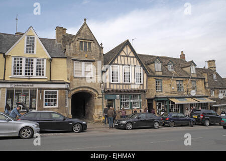 Alte Gebäude auf der High Street, Burford, Cotswolds, Oxfordshire, England, UK. Stockfoto