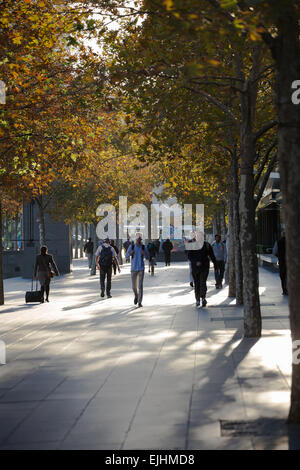 Am frühen Morgen gehen zur Arbeit, Southbank, Melbourne, Australien Stockfoto