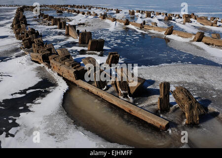 Überreste eines hölzernen Pier auf dem See im Winter, Landschaft Stockfoto